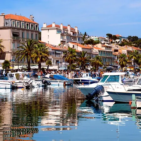 Studio, à Deux Pas Des Plages, Terrasse Et Parking * Bandol